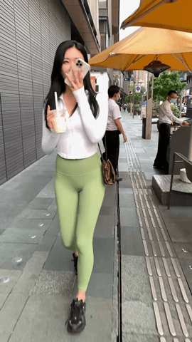 （视频）绿色紧身瑜伽裤翘臀美少妇[1.3G/MP4]
